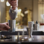 Ajoutez des glaçons dans le shaker afin de rafraîchir le mélange et d'obtenir un cocktail vodka citron parfaitement frais.