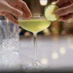 Une rondelle de citron est ajouté au cocktail à base de vodka citron servi dans une coupe givrée.