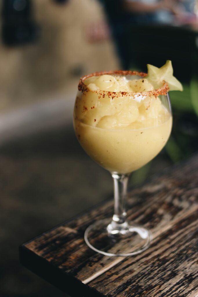 Une recette de cocktail vodka vanille mêlant douceur, fraîcheur et élégance pour un apéritif original.