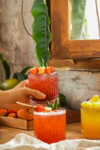 Un cocktail à la vodka liqueur cerise servi avec des glaçons et des cerises fraîches pour une boisson fruitée et gourmande.