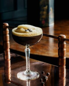Un cocktail gourmand à base de vodka liqueur noisette, parfait pour les amateurs de saveurs douces et réconfortantes.