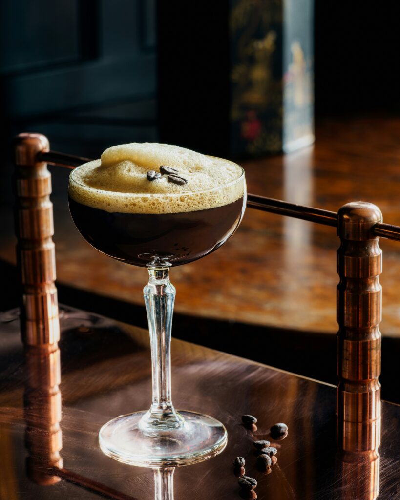 Un cocktail gourmand à base de vodka liqueur noisette, parfait pour les amateurs de saveurs douces et réconfortantes.